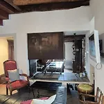 Maison De Tuiles Au Pieds Du Château De Castelnau *