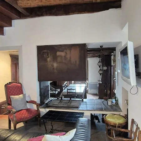 Maison De Tuiles Au Pieds Du Chateau De Castelnau *